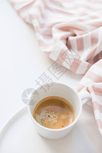 白色背景的新鲜咖啡和带蜜豆条纹布图片
