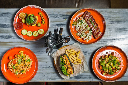服务表与餐厅的各种菜肴热狗烧烤排骨牛排Carbonara酱和蟹肉图片