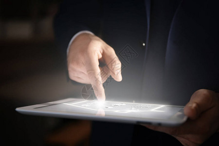 商人使用数字平板电脑特端背景图片