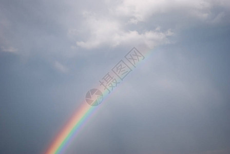 风雨过后的彩虹图片