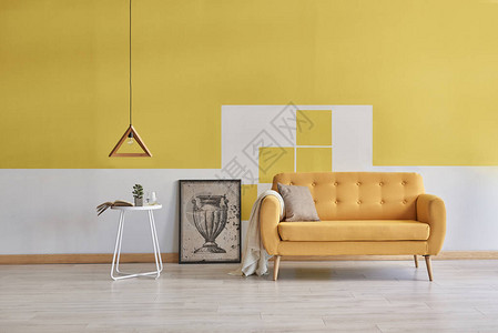 黄色和白色墙壁客厅概念图片