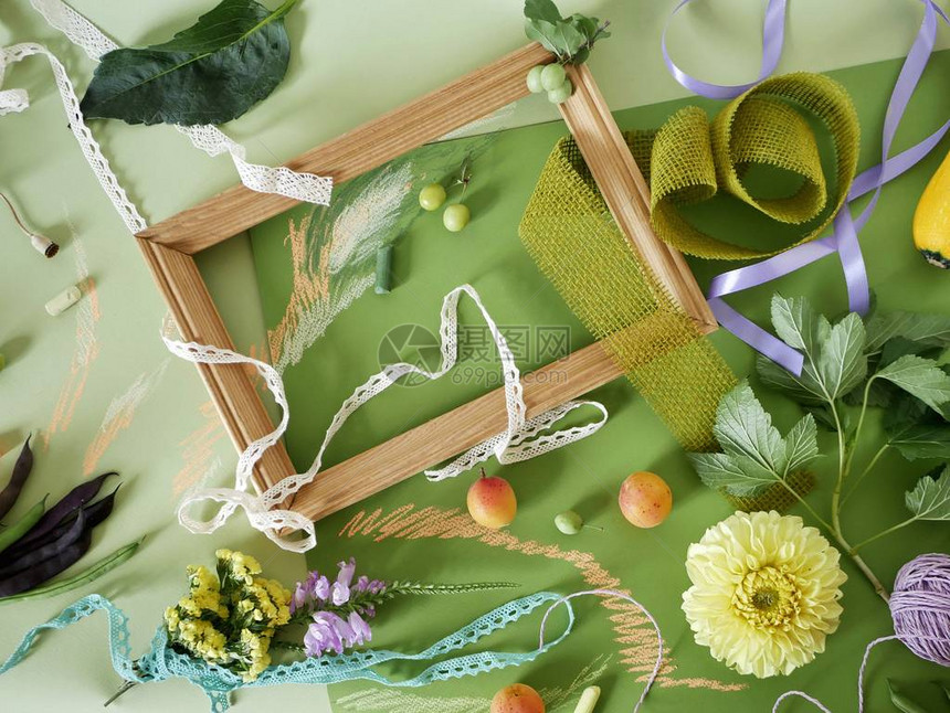 水果装饰绿色植物和绿色有纸上的木制空框的装饰季节组合物图片