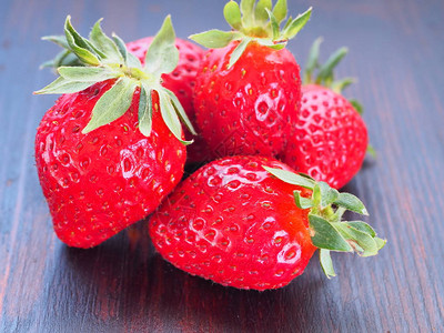木制背景上的草莓健康食品图片