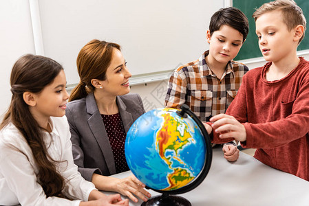 教师和学生在课堂上学习地理时关注地球图片