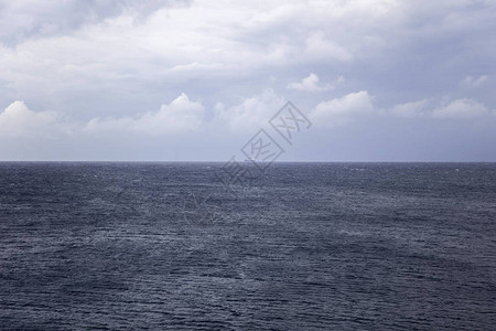 深海蓝水面接近深蓝水面远背景