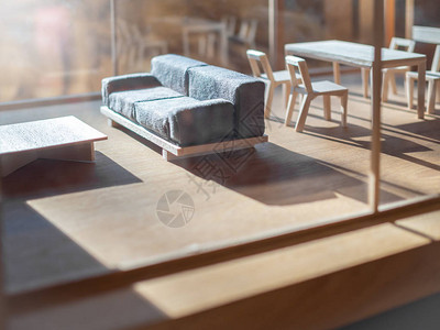 沙发和木制桌子装在客厅Balsa木制模型中图片