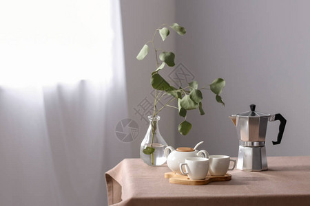 桌上有杯子的咖啡壶图片