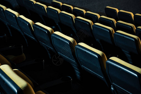 电影院大厅里一排舒适的塑料空座位图片
