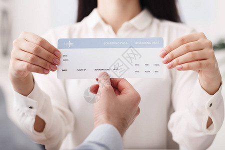 旅行社在旅行社向客户出示机票图片