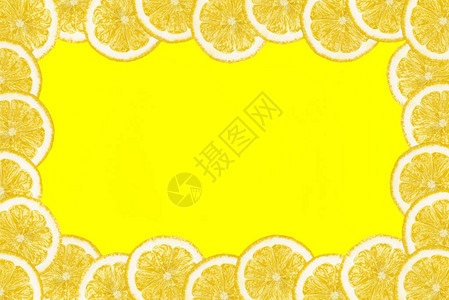 由黄色背景的新鲜柠檬切片制成图片