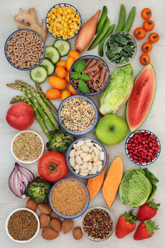 用于ph平衡的碱超级食品概念与新鲜水果蔬菜豆类药草香料全麦面食种子和坚果富含欧米茄3抗氧化剂花青素图片