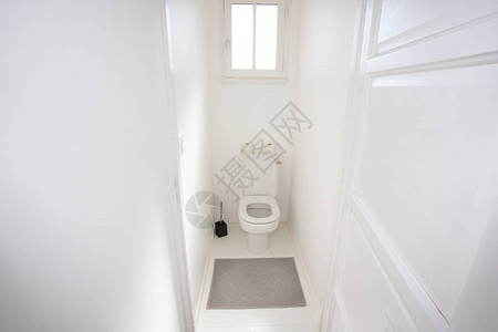 白色现代陶瓷清洁室内厕所图片