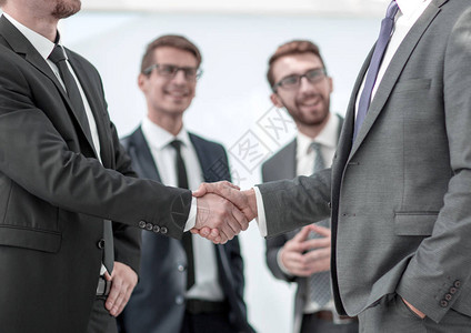 成功的商业伙伴与握手图片