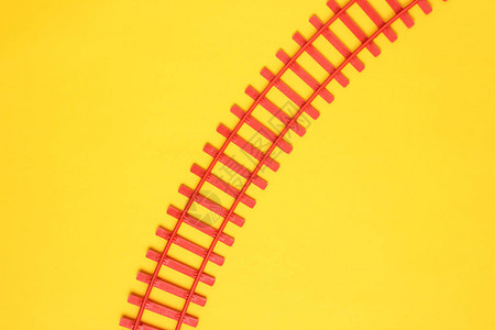 黄面纸背景的玩具铁路轨迹T背景图片