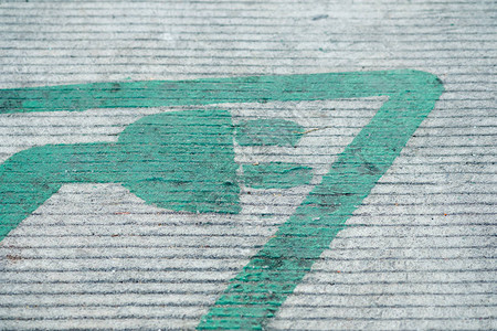 用于在地面上充电的动汽车的绿色符号插头电动汽车是一种图片