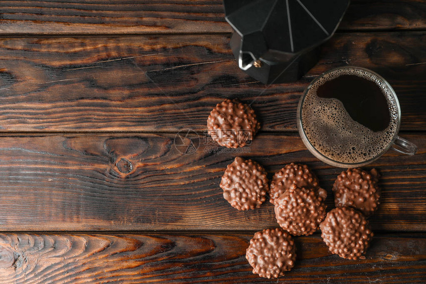 巧克力饼干和一杯咖啡在木制桌图片