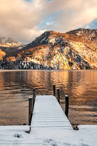 奥地利阿尔卑斯山著名的哈尔施塔特山村风景如画的明信片景观在美丽的冬天图片