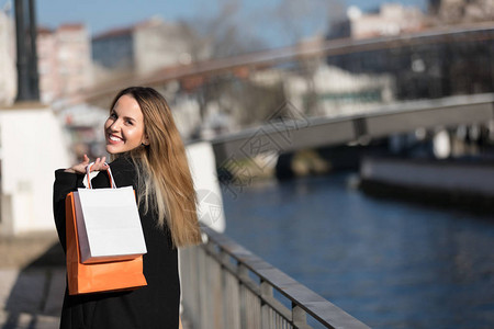 购物的女人快乐的女人提着购物袋享受购物消费主义购物图片