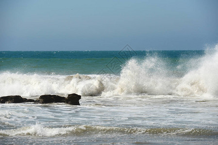 MancoraPer的海浪和蓝天的海景图片