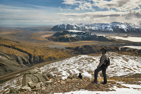 在冰岛徒步旅行山上有一些雪图片素材