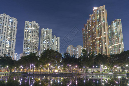 香港城市住宅区在晚上图片