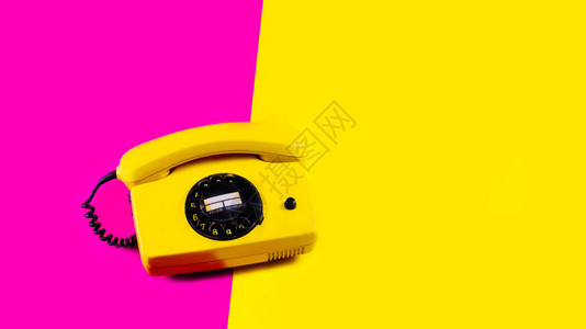 黄色和粉红色背景上的黄色老式电话紫色和橙色背景上的复古电话迪斯图片