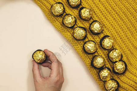 羊毛冬围巾下金红色的巧克力甜品紧背景图片