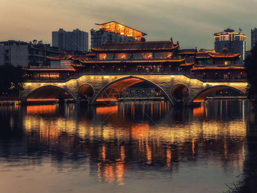 安顺桥是四川省会成都的一座桥梁跨过晋江廊桥内有一家比较大的餐厅