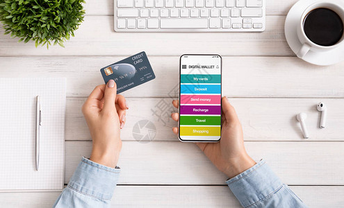 网上银行在工作场所使用带数字钱包应用程序和信用卡的手机在线支付顶图片