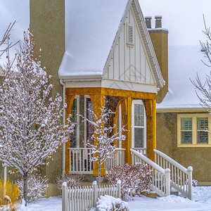 12月黎明时分美丽的冬季住宅黎明时分美丽的家图片