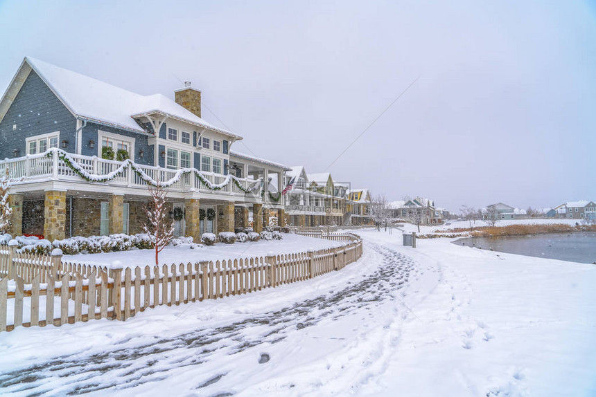 白雪皑的风景与黎明时分的湖滨住宅图片