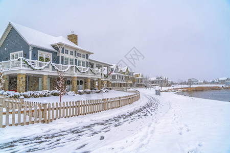 白雪皑的风景与黎明时分的湖滨住宅图片