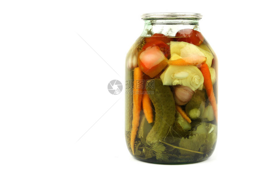 罐装腌菜腌制和罐装胡萝卜和西红柿冬季传统俄罗斯餐含维生素和营养的素食白色背图片
