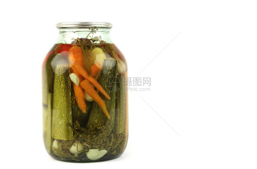 罐装自制腌菜腌制和罐装黄瓜胡萝卜和西红柿冬季传统膳食素食维生素和营养素白色背景图片