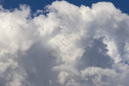 天空中蓬松的白云图片