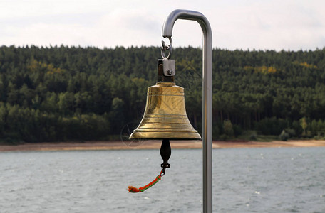 以海岸线为背景的游艇上的铜铃背景图片