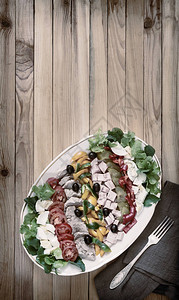 一道受欢迎的美式菜肴科布沙拉背景图片