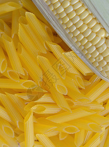 无麸质通心粉中新鲜玉米的顶视图图片