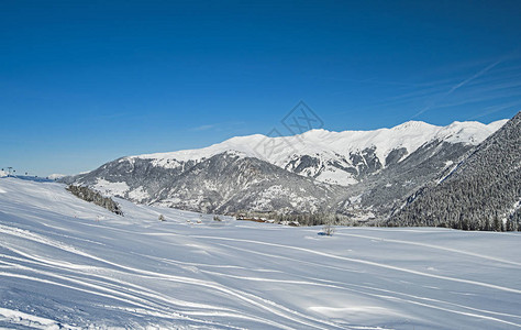 冬季高山度假胜地有粉雪铁轨和山丘的新图片