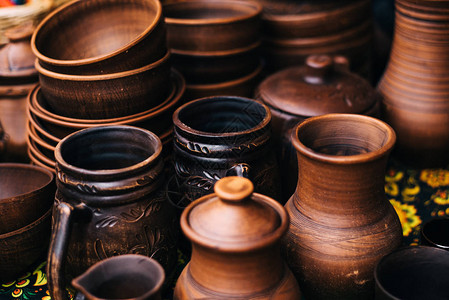 展会上有很多陶器陶瓷民族俄罗斯菜肴烧焦的黑色陶瓷烧焦的陶罐背景图片