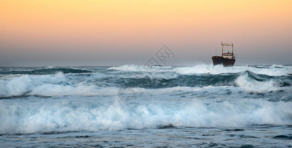 日落时有大风浪的被遗弃的船帕福斯高清图片素材