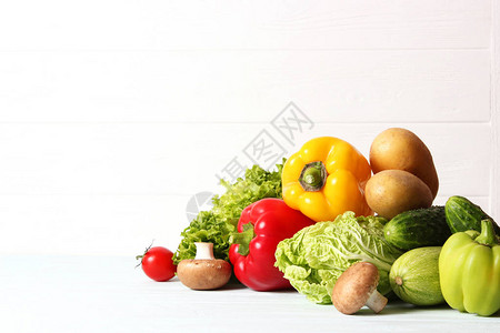 木桌顶视图上的不同新鲜蔬菜适当和健康的食物饮食素食烹饪食物图片
