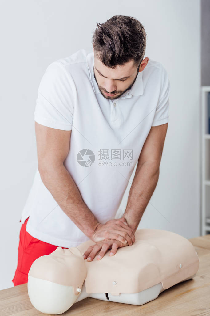 在Cpr培训期间对假人使用胸部压缩技图片