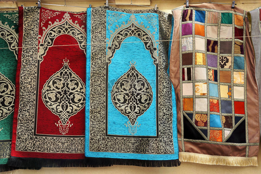 传统土耳其地毯挂在土耳其伊斯坦布尔的街上图片