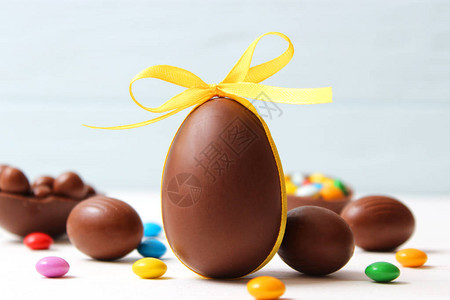 复活节成分巧克力鸡蛋和木本底的巧克力兔子图片