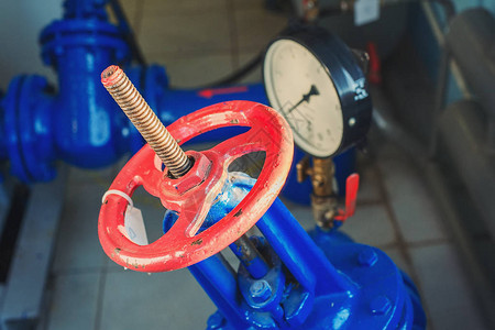气体供应或供暖管道上的红色阀门和压力传感器高清图片