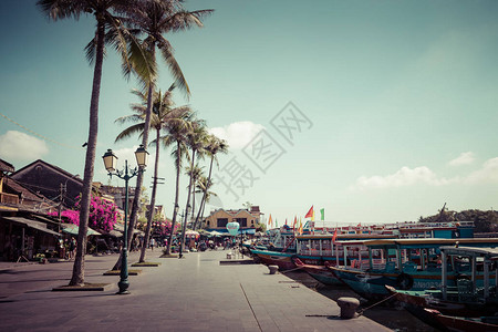 越南会安古建筑前的传统船只图片