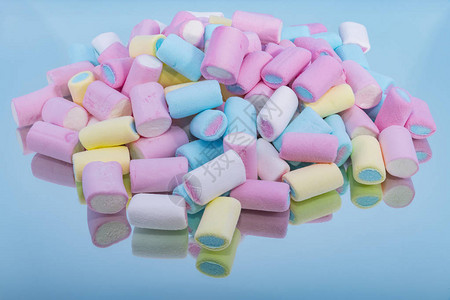 色彩多的棉花糖和浅蓝色背景图片
