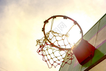 日落时的木制篮球框图片