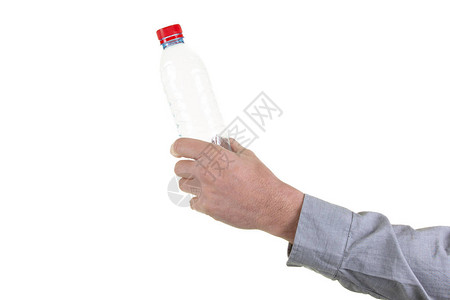 男人手拿着一瓶水孤立的白色背景图片